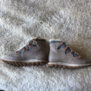 Sorel boots with shearling